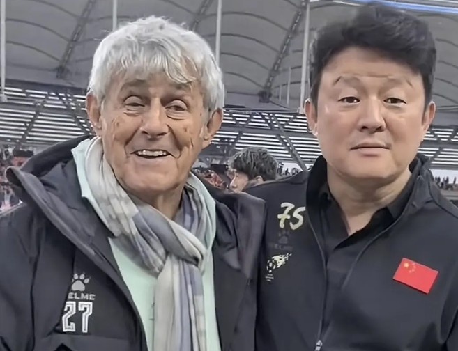 有點(diǎn)像？米盧差點(diǎn)將青島籍演員張磊誤認(rèn)為是孫繼海