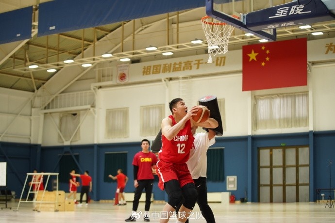 中國籃球之隊官博：大塊頭 大能量 祝李炎哲25歲生日快樂！
