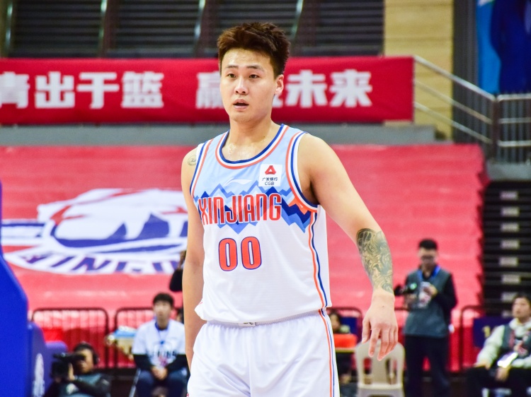 狀態(tài)不俗！趙睿半場9中4拿到15分5籃板