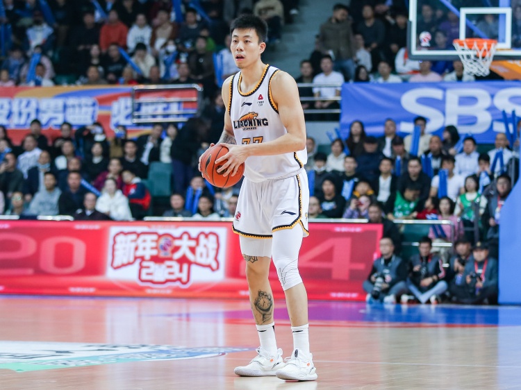 攻防俱佳！張鎮(zhèn)麟15中8拿到19分7板6助5斷2帽
