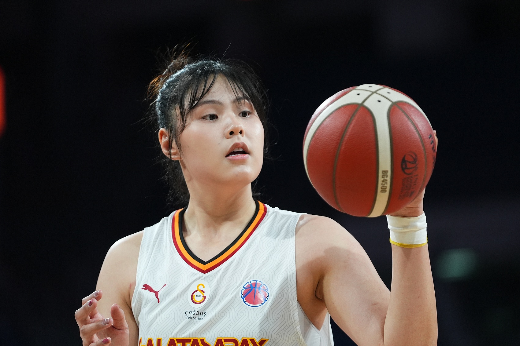 穩(wěn)定高效！李月汝9中6得到18分10板1助2斷1帽 罰球6中6
